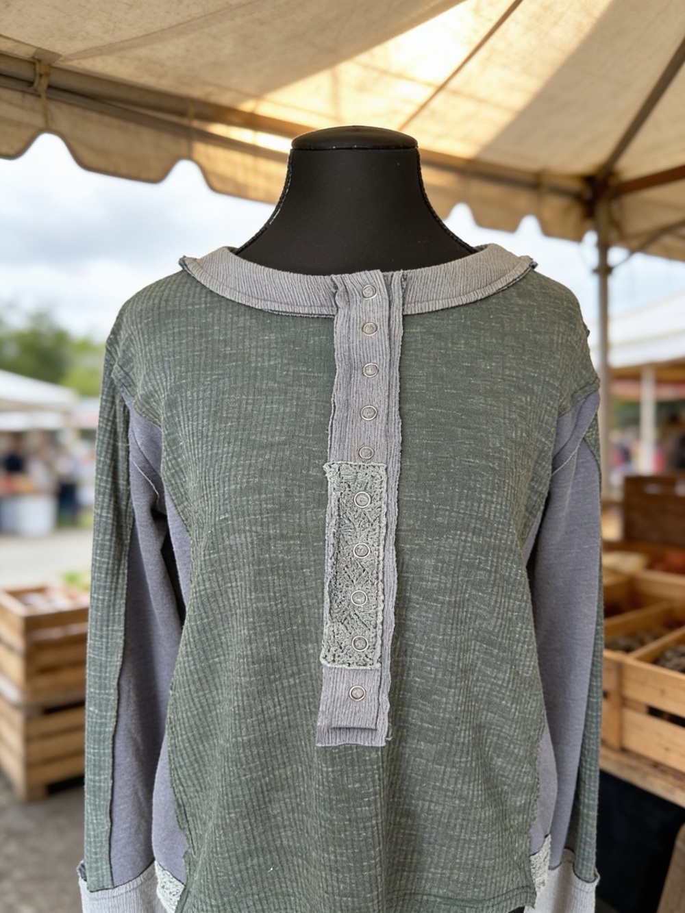 POL Color blocked Ribbed Button-Neck Top - Picture 2 of 10